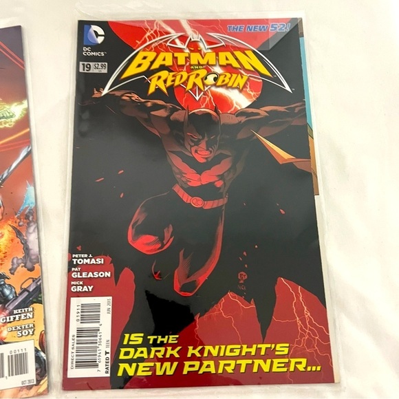 DC Comics Bundle of (3) Batman & Batgirl, Batman & Red Robin, DC Universe VS Mas - Picture 4 of 8